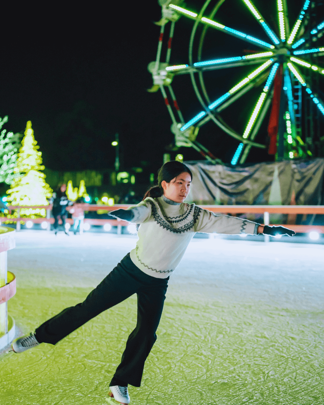 best-holiday-events-in-north-america-winter-fun-family-friends-group-entertainment-1 Best winter events - Moments at Enchant